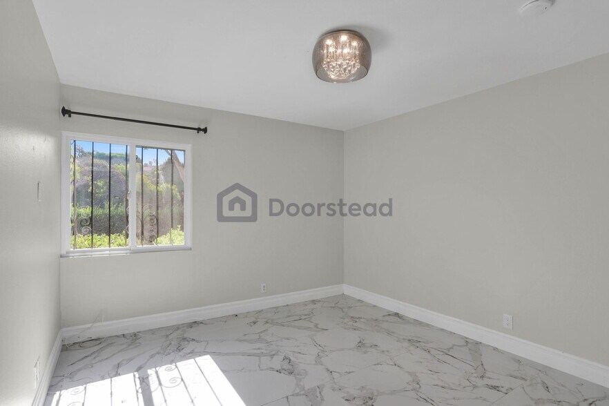 Building Photo - 2317 Eastbluff Dr