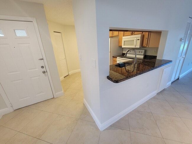 Building Photo - 4208 Glenmoor Dr