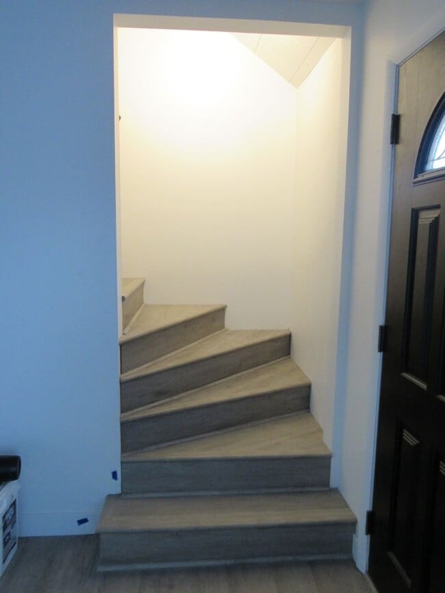 Building Photo - Updated Cape Cod 4 Bedroom Home! Heat/Water Pd!