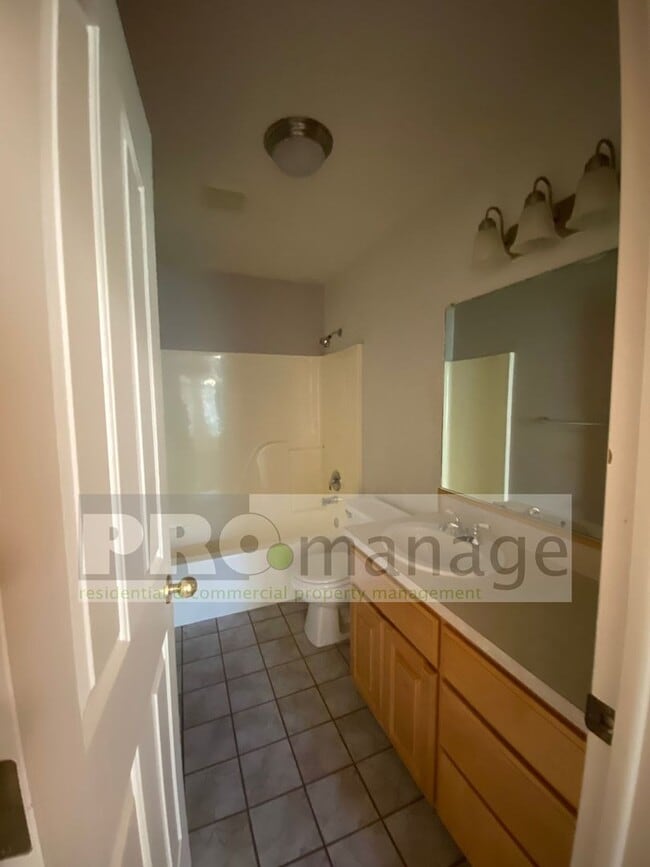 Building Photo - 5 bedroom / 3 bathroom Single Family Home