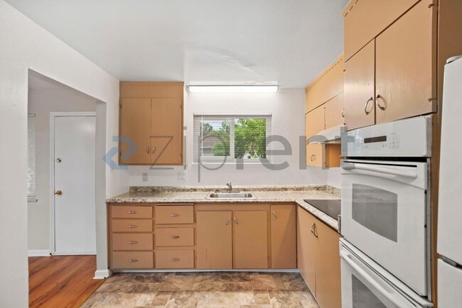 Building Photo - 1883 Robin Ln