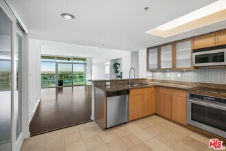 Building Photo - 13700 Marina Pointe Dr