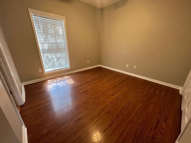 Building Photo - Auburn Townhome