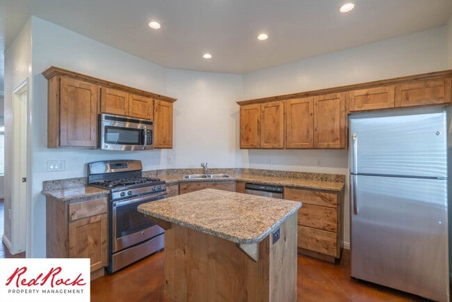 Building Photo - 3 Bedroom & 2.5 Bathroom & Dog Friendly!