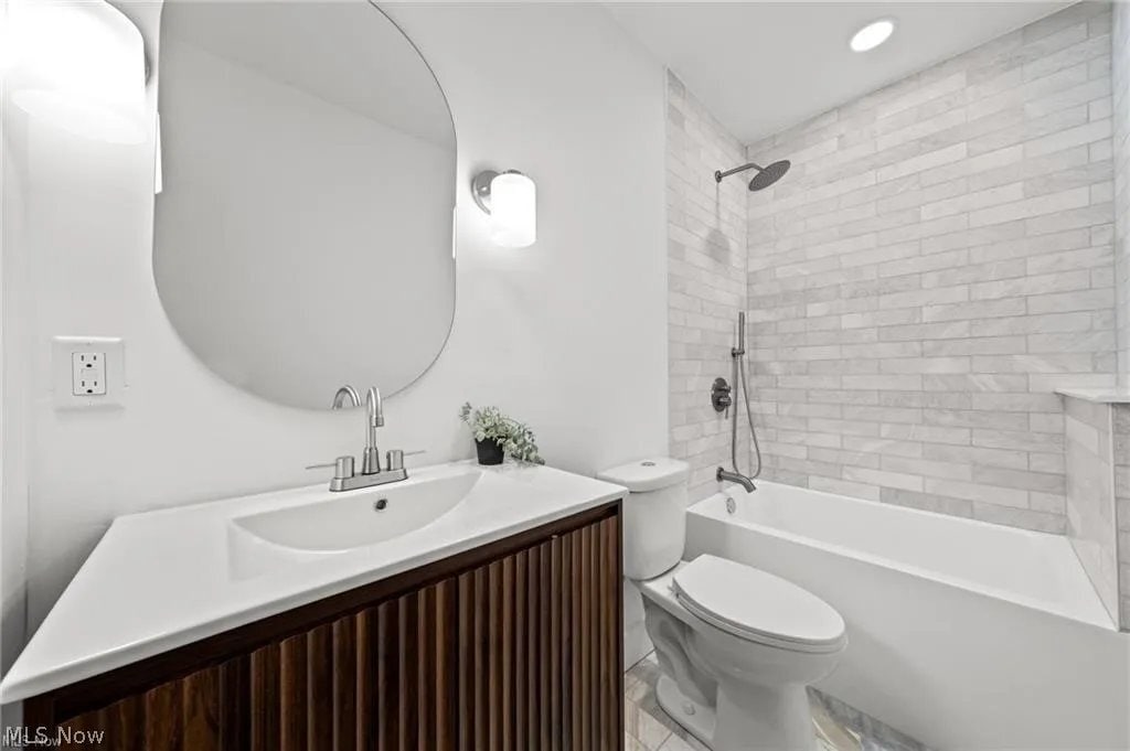 Building Photo - 1422 W 77th St
