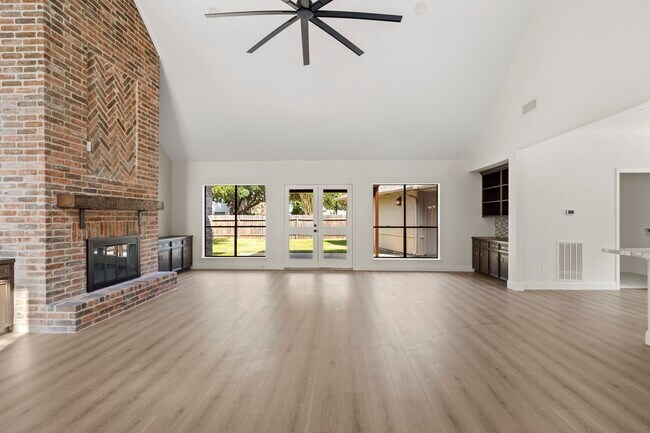 Building Photo - 3223 Country Club Blvd