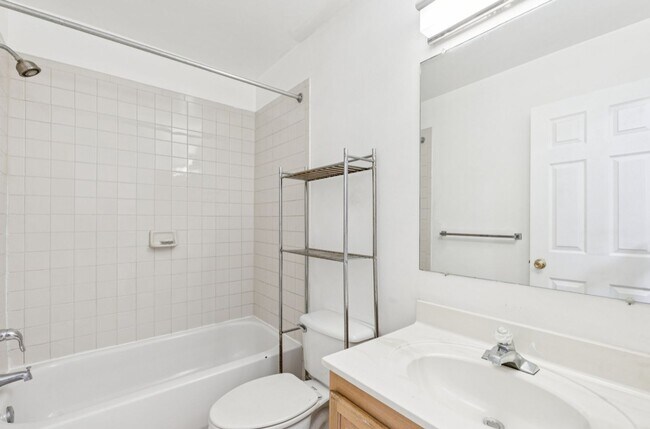 Building Photo - Spacious 3BR Townhome Near Metro & Nationa...