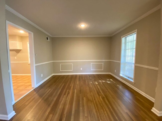 Building Photo - 3 bedroom 2 bathroom near Sycamore View an...