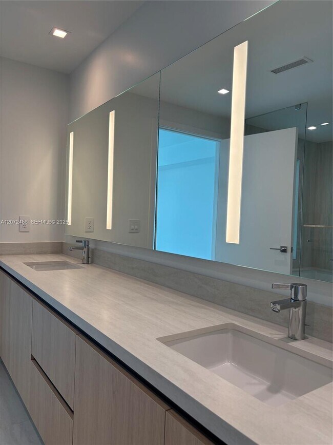 Building Photo - 2411 Laguna Cir