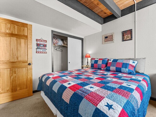 Building Photo - LONG-TERM RENTAL: Updated Townhome in Prime Location! 2 Bedrooms & Loft, Fully Furnished!