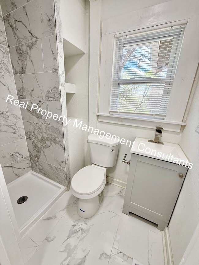 Building Photo - $500 off Frist Months Rent on Spacious 4 B...