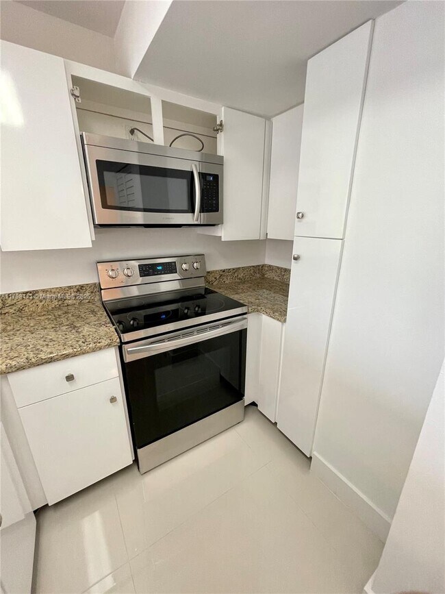 Building Photo - 540 Brickell Key Dr