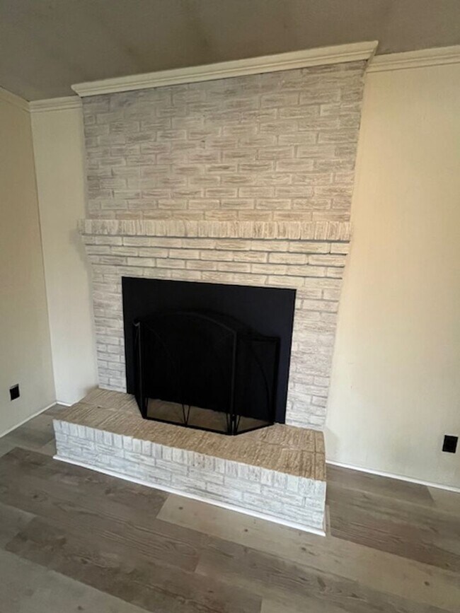 Building Photo - Just off Dave Lyle Blvd, close to shops and restaurants!