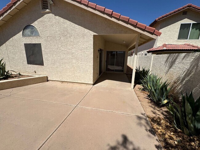 Building Photo - 1119 N Carriage Ln