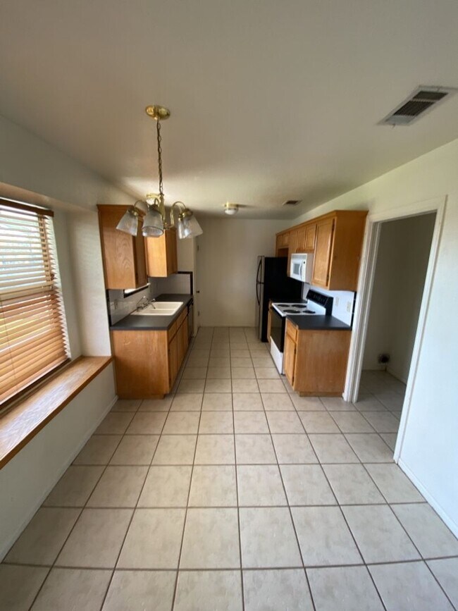 Building Photo - 3 BED / 2 Bath  AVAILABLE NOW