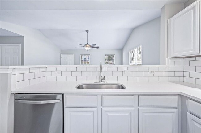 Building Photo - Cute, Convenient Townhome!