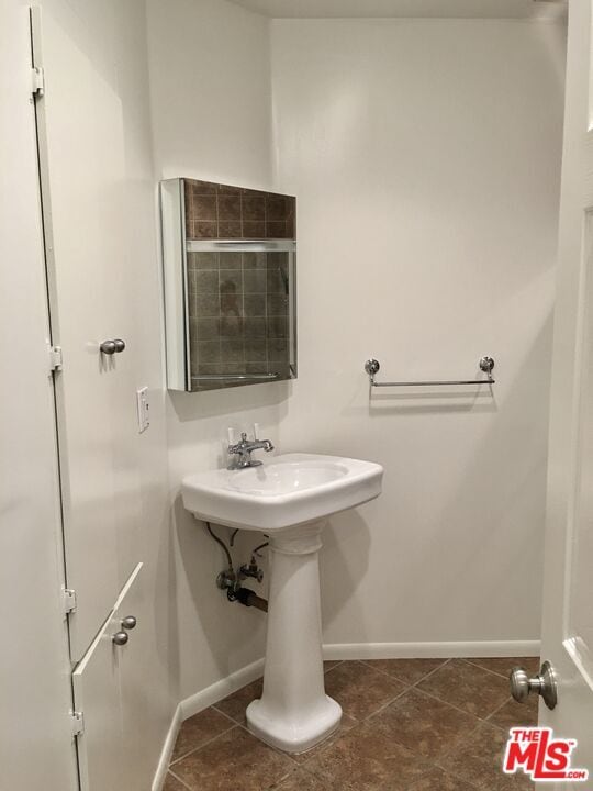 Building Photo - 9052 Elevado Ave