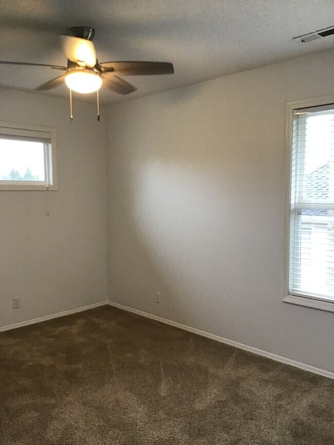 Building Photo - For Rent - Exceptional Murrayhill Location...