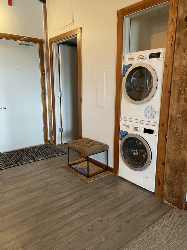 Building Photo - 940 Monroe Ave NW