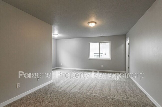 Building Photo - 5912 NE 47th St