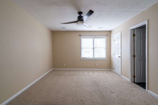 Building Photo - Two Bedroom Townhome in Raleigh's Heart!