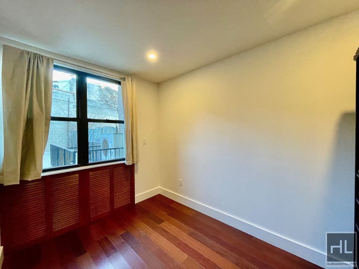 Building Photo - 28 AVENUE