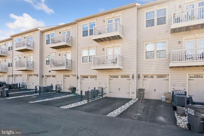 Building Photo - 42116 Piebald Square