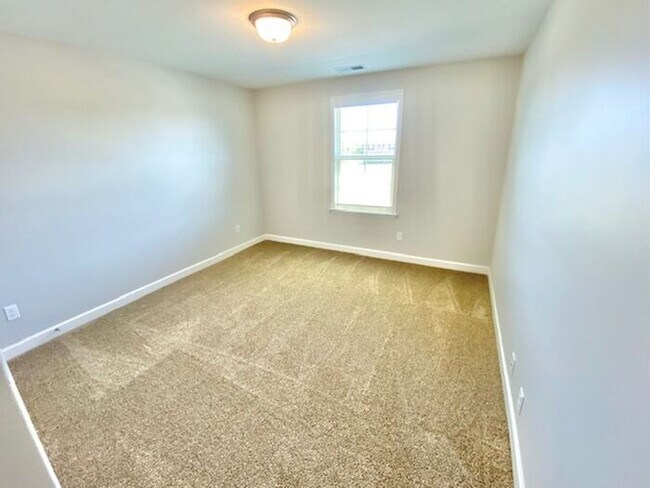Building Photo - Now Leasing a 4-bedroom 2.5 bath home in Somerville, TN