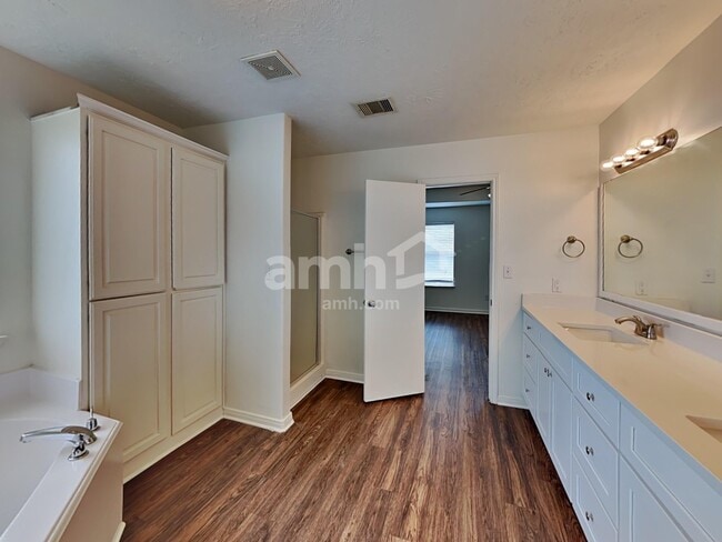 Building Photo - 9116 Dolphin Cir