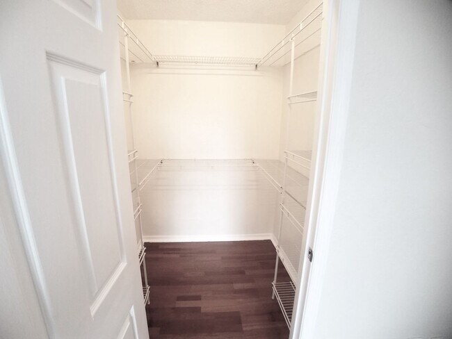 Building Photo - Beautiful 1/1 Wood Floors Condo for Rent i...