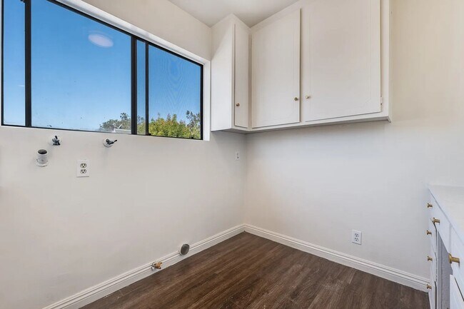 Building Photo - 540 E Hyde Park Pl