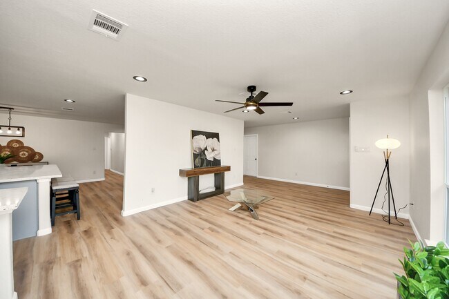 Building Photo - 2407 Crestdale Dr