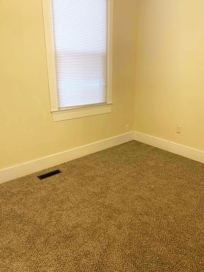 Building Photo - 921 N 10th St