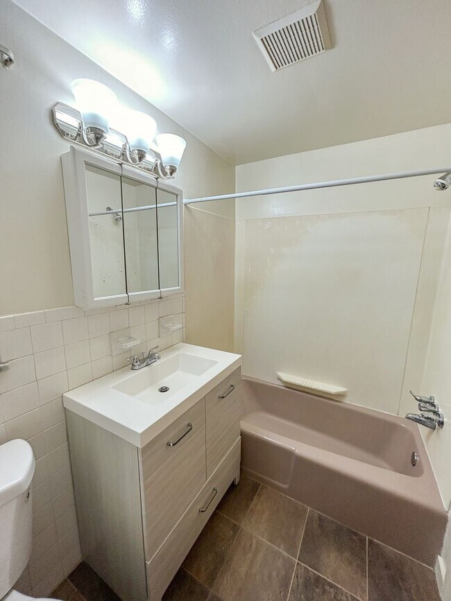 Building Photo - 1028 Fleming St