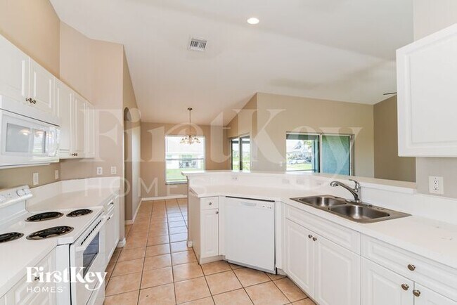 Building Photo - 200 SW 14th Ave