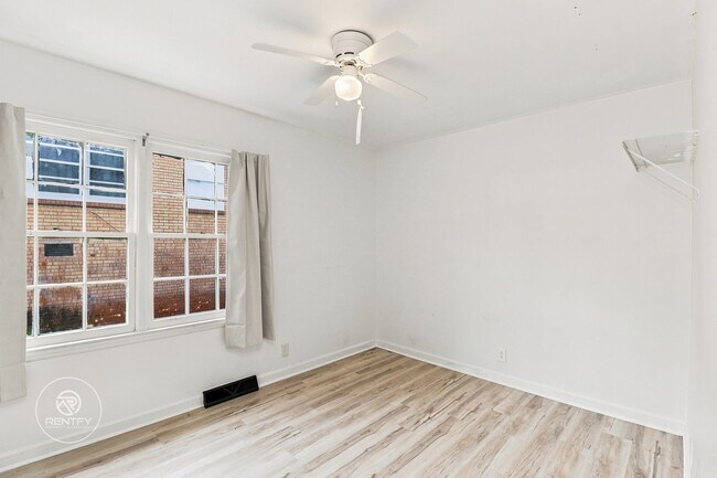 Building Photo - 3700 Driftwood Dr