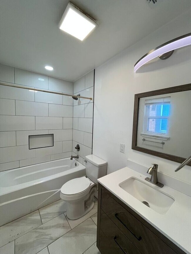 Building Photo - Large 1 Bed 1 Bath Apt in Aurora Add NW OKC