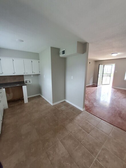 Building Photo - Welcome to this charming 3 bedroom, 1 bath...