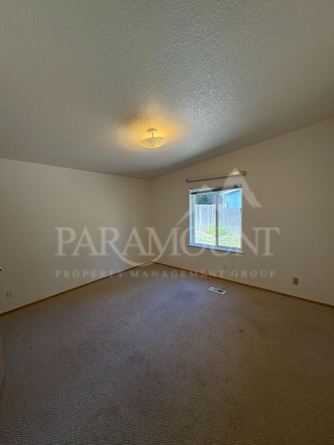 Building Photo - Spacious 3 Bedroom 2 Bathroom with yard space!