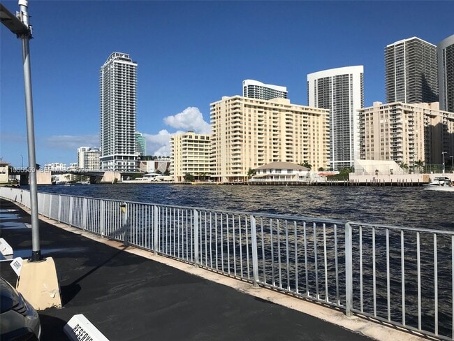 Building Photo - 100 Golden Isles Dr