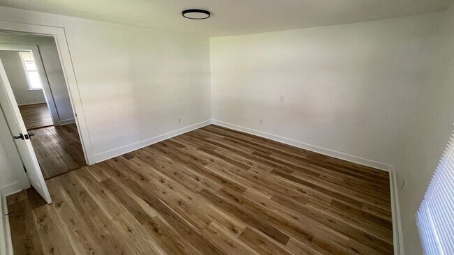 Building Photo - 3 Bedrooms | 1 Bathroom | $1,090/Month