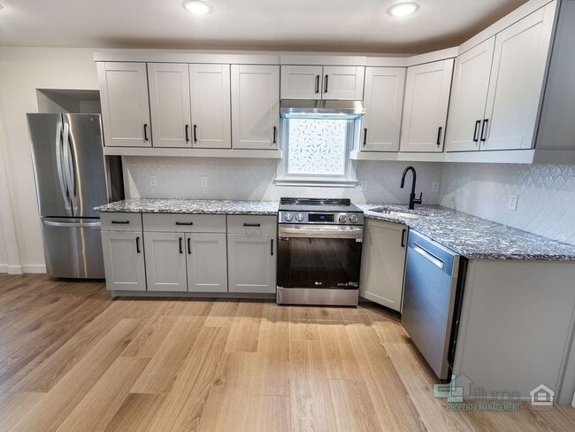 Building Photo - Beautifully Renovated furnished 3-Bedroom ...
