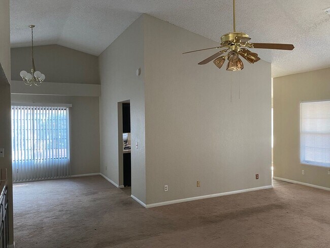 Building Photo - 3 Bedroom 2 Bathroom Home!