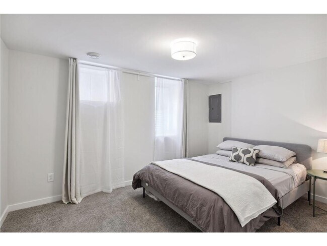 Building Photo - 953 17th Ave SE