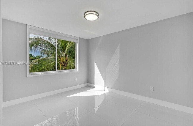 Building Photo - 1740 NW N River Dr