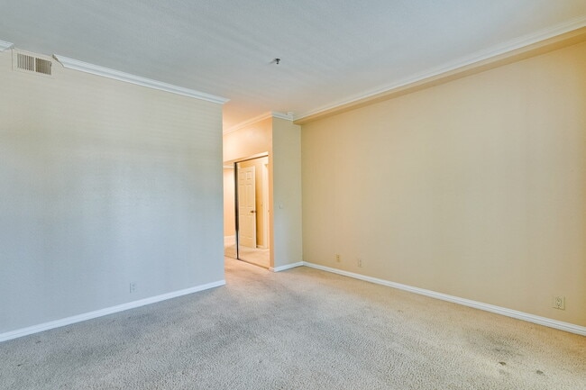 Building Photo - Large, Comfy 2BR, 2BA Condo with Convenient Location