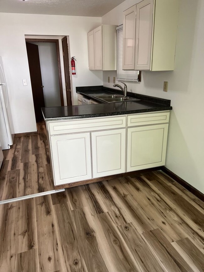 Building Photo - 4 Bedroom, 1.5 Bathroom Duplex on Blooming...
