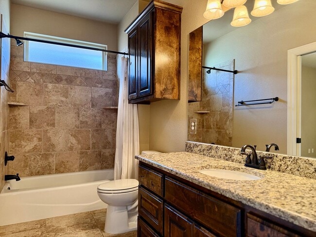 Building Photo - House For Rent