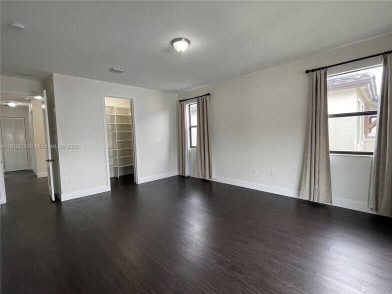Building Photo - 3316 W 98th Pl