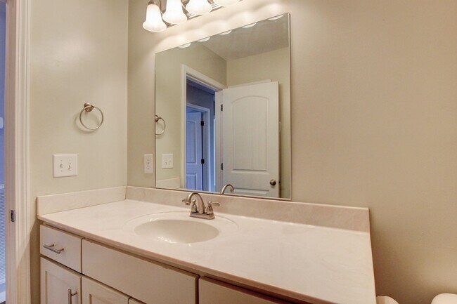 Building Photo - Sweet Splitlevel with Awesome Basement Area